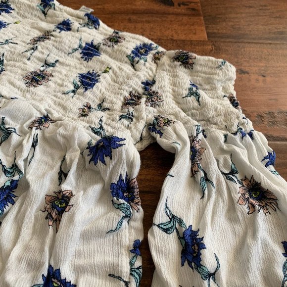 Off-the-shoulder white flowy top with flowers - Picture 2 of 4